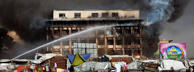 Un centro comercial arde en llamas tras un atentado en Kabul