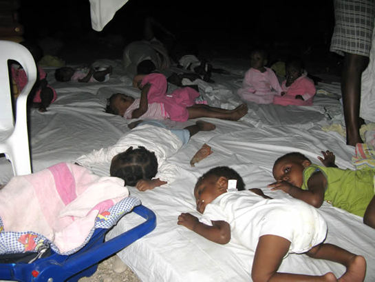 FOTOGALERIA: Varios niños durmiendo en un orfanato de Puerto Príncipe