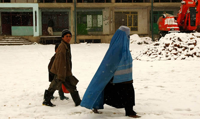 La nieve también ha cubierto la árida superficie de la capital de Afganistán