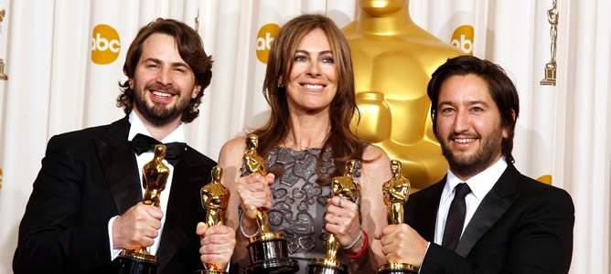 Kathryn Bigelow (centro) sostiene el Oscar a la mejor película por 'En tierra hostil', junto a los productores Mark Boal y Greg Shapiro