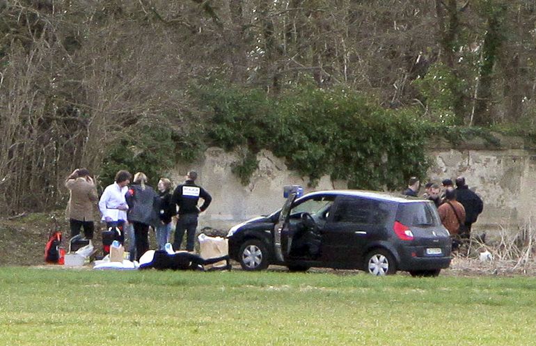 Un fuerte dispositivo policial formado por decenas de agentes y unos 25 vehículos de las fuerzas de seguridad francesas, en la localidad de Dammarie-lès-Lys, cerca de París, en el lugar donde un presunto comando de la banda terrorista ETA asesinó a un policía francés.