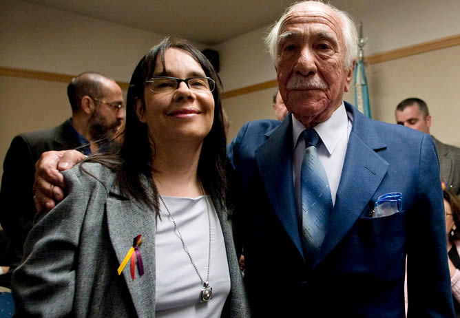 Inés Holgado Garcia y Darío Rivas son dos de los españoles que han presentado una demanda en los tribunales argentinos para que se investiguen los crímenes del Franquismo