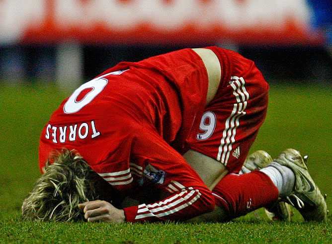 Fernando Torres se lamenta durante un partido con el Liverpool