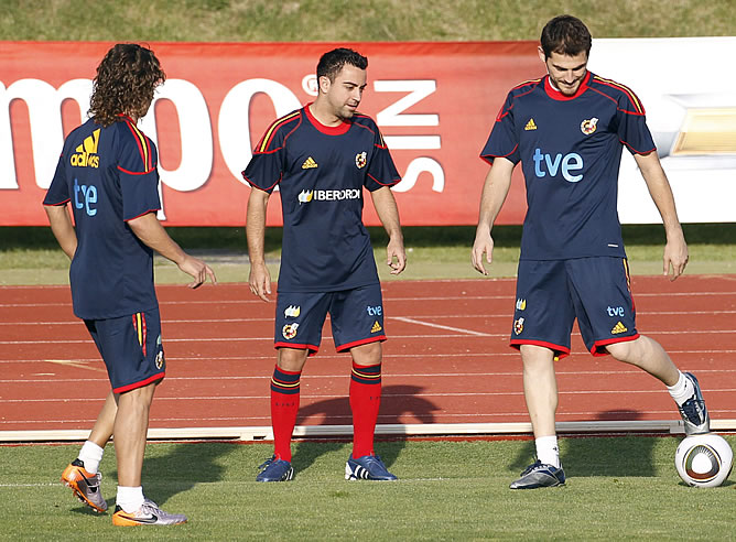 Puyol, junto a Xavi y Casillas en un entrenamiento de la Selección