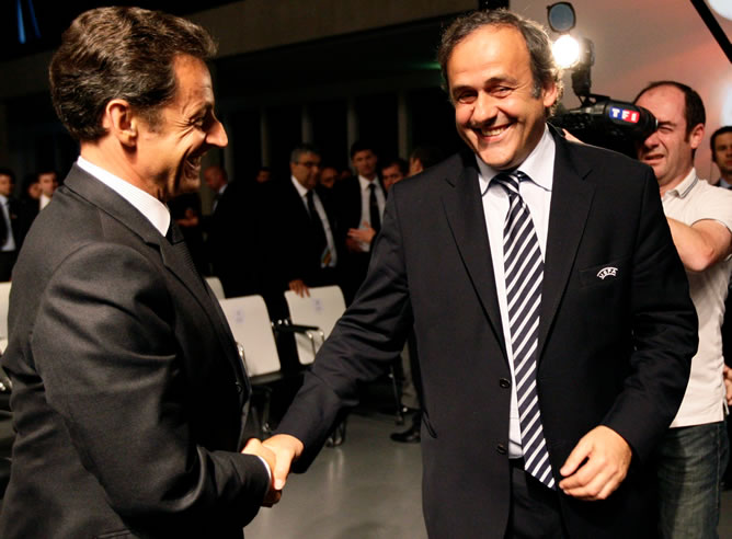 Platini saluda a Sarkozy en Suiza