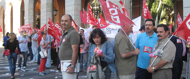 Varios manifestantes de CCOO, concentrados en Nuevos Ministerios
