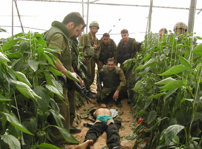 "Llega un momento en que no puedes ver a un palestino como un ser humano como tu", recoge uno de los testimonios de Rompiendo el silencio. Un grupo de soldados se fotografían sonrientes junto al cadáver de un palestino "Llega un momento en que no puedes ver a un palestino como un ser humano como tu", recoge uno de los testimonios de Rompiendo el silencio. Un grupo de soldados se fotografían sonrientes junto al cadáver de un palestino