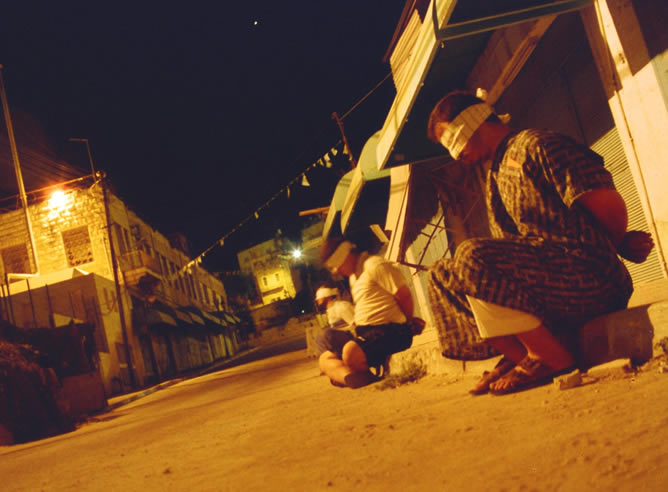 En sus ratos muertos los soldados reflejan su día a día como ocupantes. En la imagen un grupo de civiles retenidos en plena calle y de noche En sus ratos muertos los soldados reflejan su día a día como ocupantes. En la imagen un grupo de civiles retenidos en plena calle y de noche