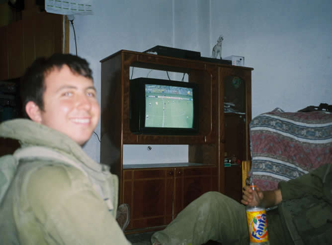 Los registros a casas palestinas durante las patrullas nocturnas son habituales. A veces lo hacen para matar el tiempo, o ver un partido de futbol en la tele de la familia Los registros a casas palestinas durante las patrullas nocturnas son habituales. A veces lo hacen para matar el tiempo, o ver un partido de futbol en la tele de la familia