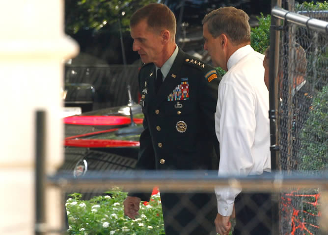 Obama cesa a general McChrystal y nombra a David Petraeus comandante en Afganistán