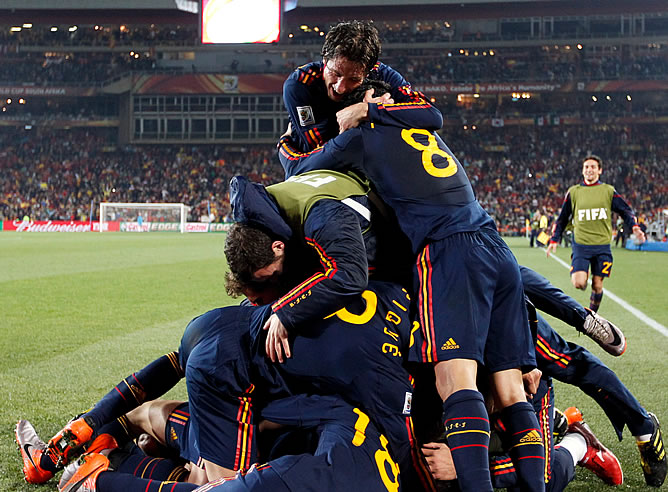 Los jugadores españoles se abrazan después del gol de Villa que dio la clasificación a España para semifinales