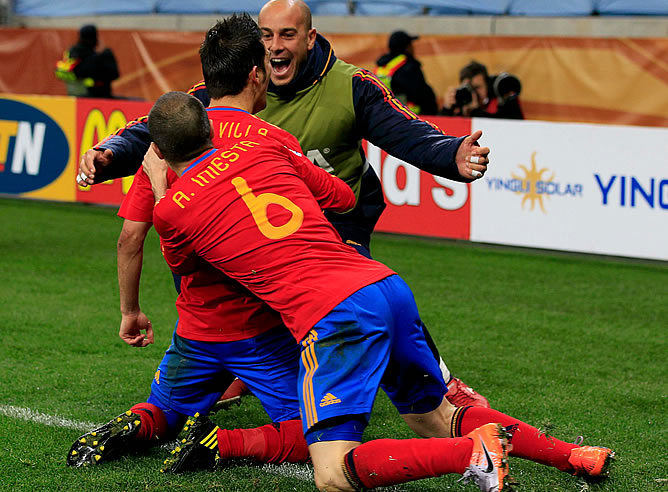 Pepe Reina celebra un gol de Villa junto al asturiano y a Iniesta