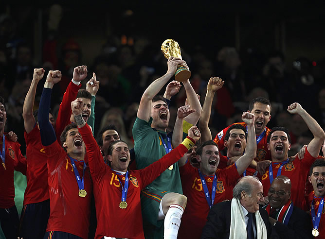 Casillas levanta la Copa que les acredita como campeones del mundo