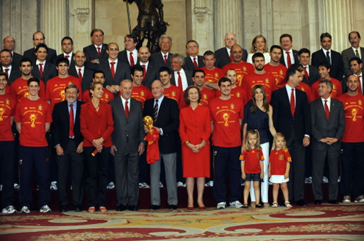 La Familia Real posa junto a los campeones del mundo