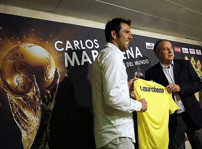 Marchena posa con Fernando Roig con su nueva camiseta