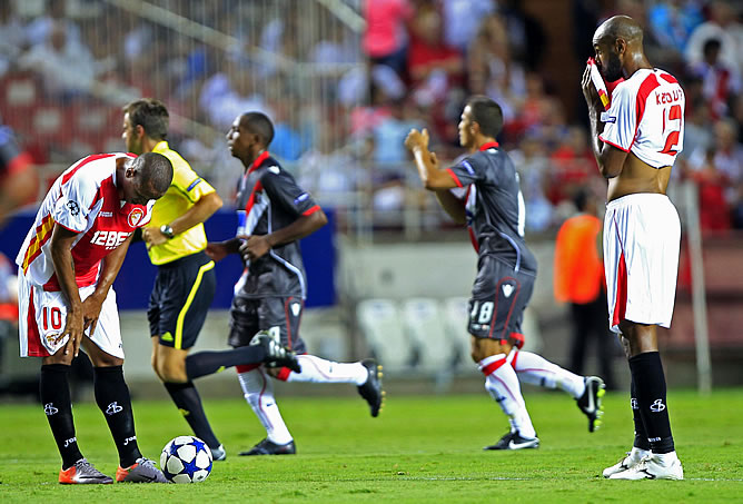 Luis Fabiano y Kanouté se preparan para sacar, mientras los jugadores del Braga celebran su gol