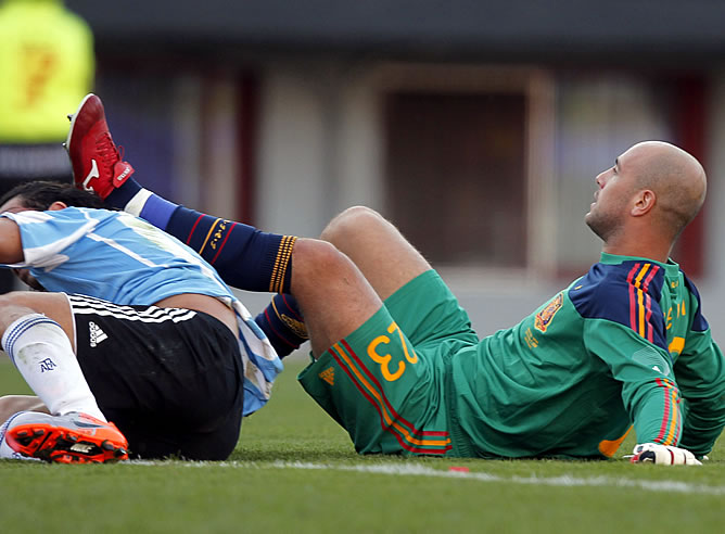 Reina se escurre en un despeje y propicia el tercer gol de Argentina