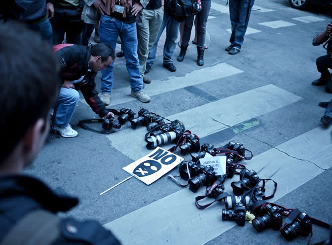 El fotógrafo fue detenido este domingo cuando documentaba el desalojo de vendedores ambulantes en Madrid