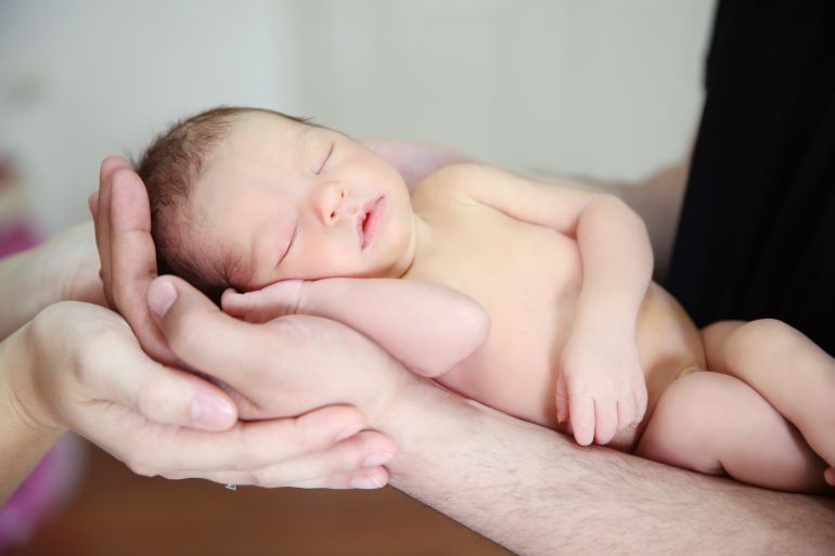 El Gobierno suspende la ampliación del permiso de paternidad a cuatro semanas