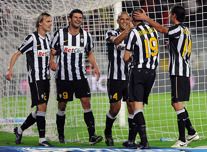Krasic celebra con sus compañeros uno de sus goles