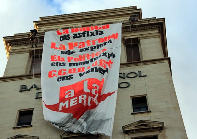 Un grupo de activistas 'okupa' la antigua sede del Banco Español de Crédito de Barcelona
