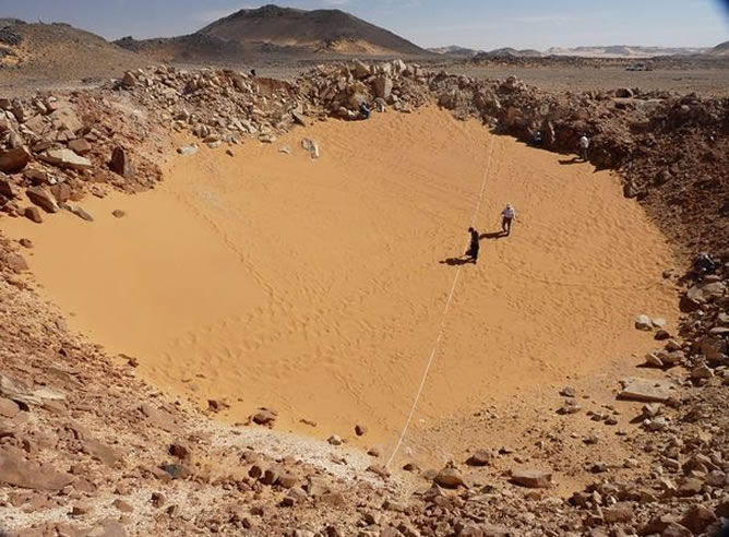 Una búsqueda en Google Earth llevó al descubrimiento del cráter Kamil, en Egipto / GOOGLE MAPS