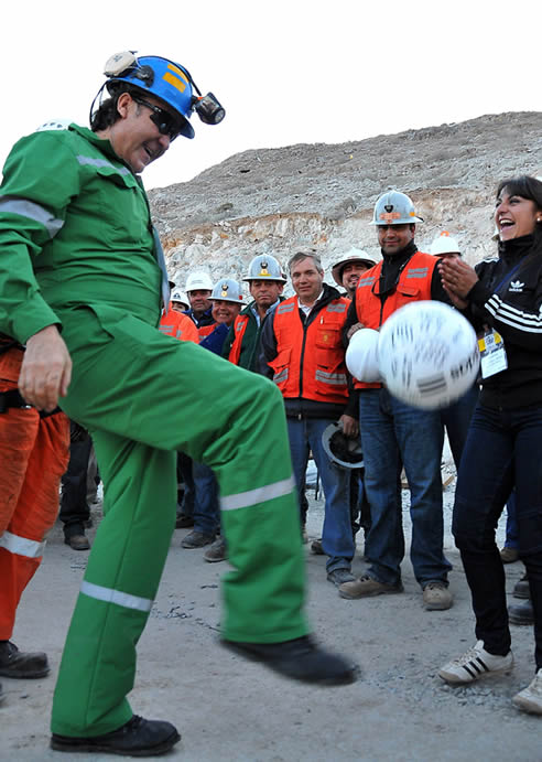 El minero Franklin Lobos domina el balón acompañado por su hija Carolina Lobos tras ser rescatado con la cápsula Fénix del yacimiento San José, donde se reallizó la operación de rescate de 33 mineros que permanecían atrapados, cerca a Copiapó (Chile).