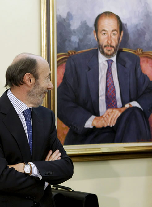 El nuevo vicepresidente primero del Gobierno, Alfredo Pérez Rubalcaba, observa un retrato suyo / EFE