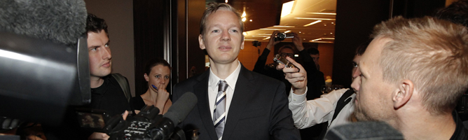 Assange defiendía sus filtraciones de los documentos como una defensa de "la verdad" en un rueda de prensa en Londres.