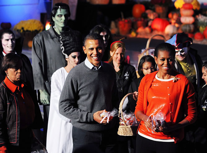 El presidente de Estados Unidos, Barack Obama, y la primera dama, Michelle Obama, entregaron dulces en el pórtico norte de la Casa Blanca en la celebración de Halloween.