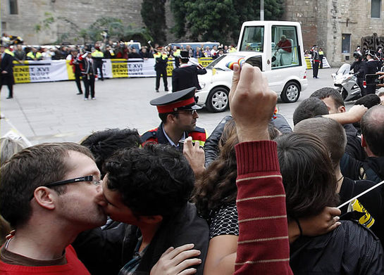 FOTOGALERIA: Un centenar de homosexuales se besan mientras pasaba el automóvil del Papa