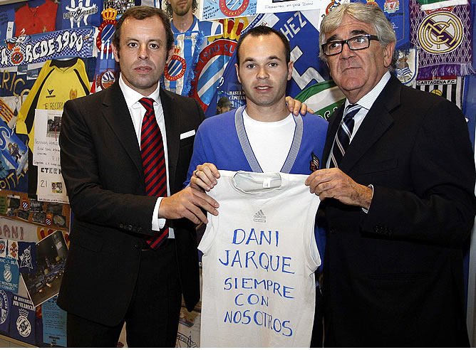 imagina cafetería Microprocesador Iniesta cede la camiseta con la que homenajeó a Jarque en el Mundial al  Espanyol | Últimas noticias de Deportes | Cadena SER