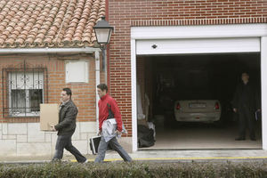 arios agentes se llevan material de la casa de la atleta Marta Domínguez, en Palencia, durante el registro efectuado dentro de una operación realizada por la Guardia Civil contra el dopaje en el deporte