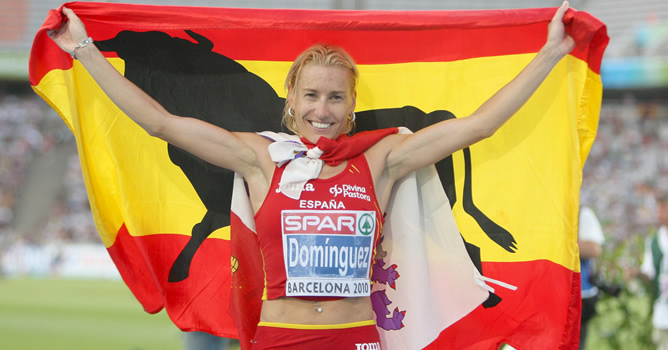 Fotografía de archivo, tomada el 30/07/2010, de la atleta española Marta Domínguez, tras conseguir la medalla de plata en la prueba de los 3.000 metros obstáculos del campeonato de Europa de Atletismo Barcelona 2010