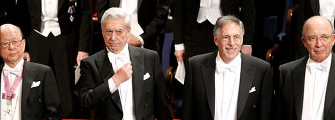 Los Premios Nobel de Química Akira Suzuki, Literatura, Mario Vargas Llosa y Economía, Peter Diamond y Dale Motensen durante la ceremonia