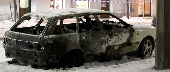 Un muerto al explotar dos coches en una zona comercial de Estocolomo