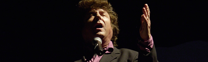 Enrique Morente durante una actuación en 2009