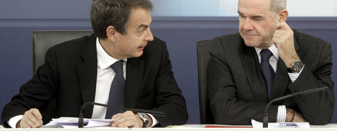 El presidente del Gobierno conversa con el vicepresidente Chaves durante la Ejecutiva del PSOE