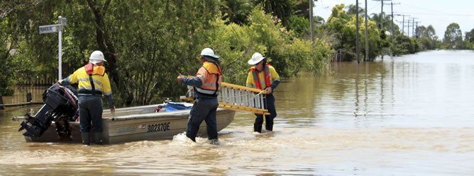 Aviones militares llevan ayuda a 200.000 personas atrapadas por las inundaciones en Australia
