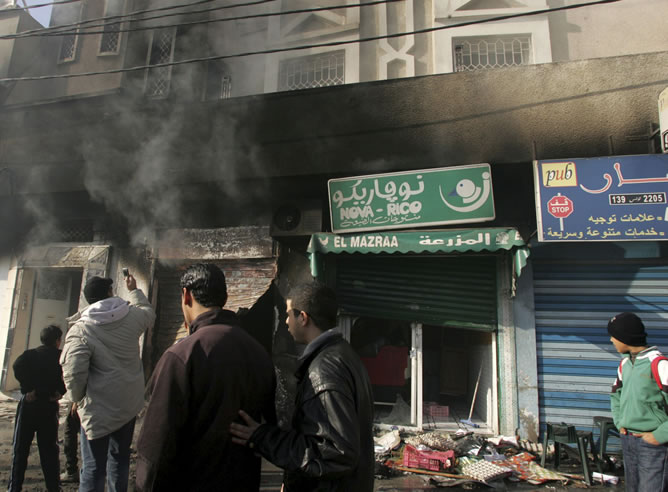 Un centro comercial incendiado, en el distrito de Ettadhamen, ubicada a varios kilómetros del centro de Túnez. Ha habido disturbios en varias provincias, lo que se ha convertido en la peor muestra de violencia vivida por el régimen autoritario en más de 20 años