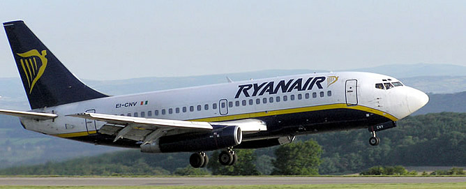 Un avión de Ryanair en el momento del despegue