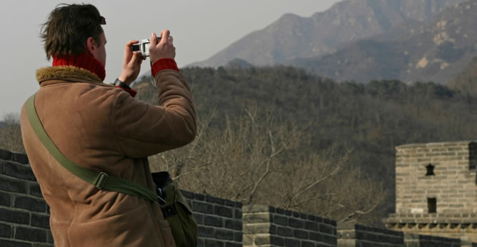 Un turista toma fotos en la Gran Muralla china