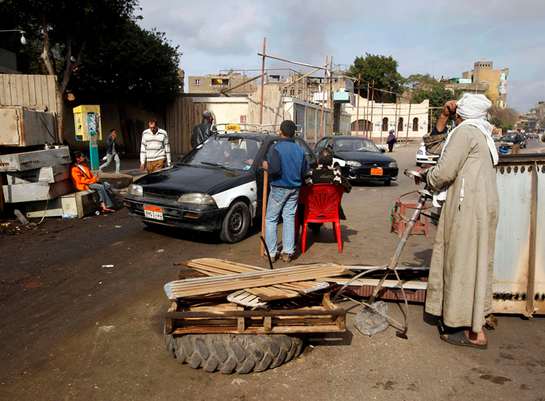 FOTOGALERIA: Civiles protegiendo su vecindario en El Cairo