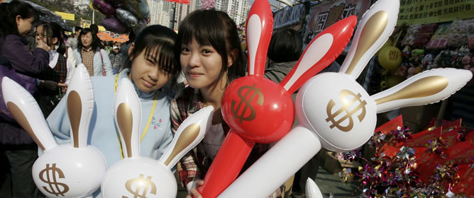 Cada vez más jóvenes chinos buscan relaciones de conveniencia en Internet para presentarlas a sus familias en Año Nuevo
