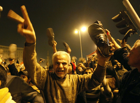 FOTOGALERIA: Los manifestantes de la plaza Tahrir reaccionan al mensaje televisado de Mubarak