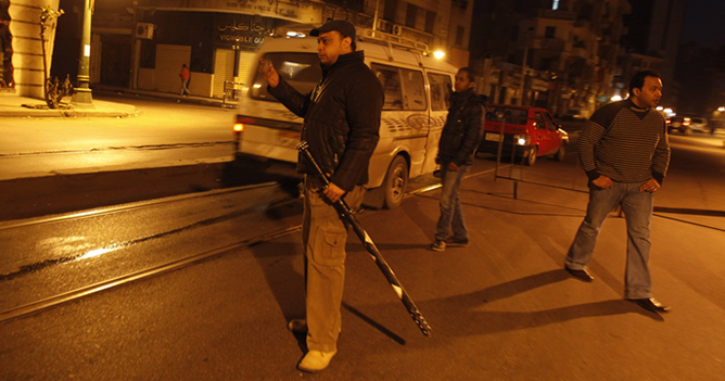 Instantánea de uno de los 'vigilantes nocturnos' que patrullan la ciudad de El Cairo