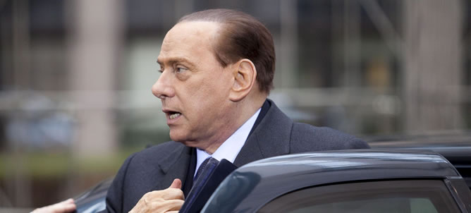 El primer ministro italiano, Silvio Berlusconi, a su llegada a la cumbre de jefes de Estado y Gobierno de la Unión Europea celebrada en Bruselas (Bélgica)