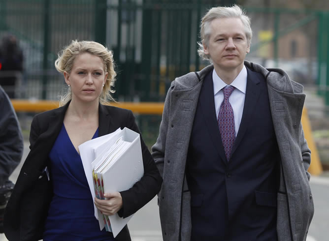 El fundador de Wikileaks a su llegada al tribunal londinense este lunes junto a su abogada, Jennifer Robinson