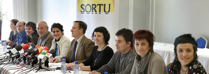 Los promotores del nuevo partido de la izquierda abertzale, 'Sortu', durante la rueda de prensa que ofrecieron este martes en Bilbao