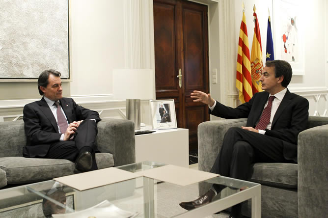 El presidente del Gobierno, José Luis Rodríguez Zapatero y el presidente de la Generalitat de Cataluña, Artur Mas, durante la reunión de este lunes